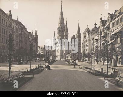 Vue sur la rue Tauentzienstrasse en direction de l'église du souvenir, Berlin, Berlin. Tauentzienstrasse mit Kaiser Wilhelm Memorial Church (titre sur l'objet), photographie, anonyme, éditeur : Neue Photographische Gesellschaft, (mentionné sur l'objet), Berlin, éditeur : Steglitz, 1905, papier baryta, impression gélatineuse argentée, hauteur, 191 mm × largeur, 243 mm Banque D'Images