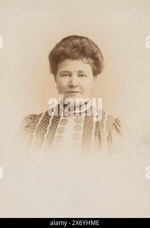 Portrait d'une femme inconnue, photographie de cabinet, Jean Daniel Matthieu, (mentionné sur l'objet), Amsterdam, 1890 - 1907, carton, hauteur, 140 mm × largeur, 97 mm Banque D'Images