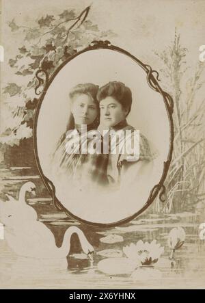 Double portrait de deux femmes inconnues dans un cadre dessiné, photographie de cabinet, Pierre Koekkoek, (mentionné sur l'objet), Malines, après 1895 - c. 1905, carton, hauteur, 134 mm × largeur, 96 mm Banque D'Images