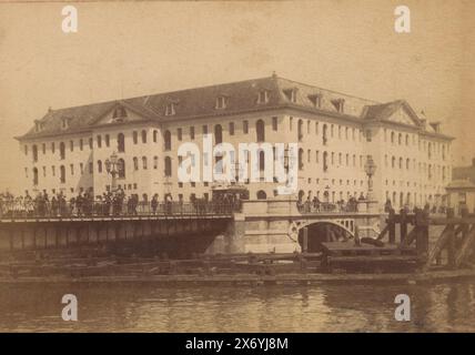 Vue des terres Zeemagazijn à Amsterdam, photographie, Andreas Theodorus Rooswinkel, (mentionné sur l'objet), Amsterdam, 1868 - 1900, carton, impression albumine, hauteur, 107 mm × largeur, 167 mm Banque D'Images