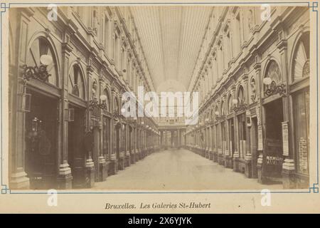 Intérieur des galeries Royales Hubertus à Bruxelles, Bruxelles. Les Galeries St-Hubert (titre sur objet), photographie, anonyme, Bruxelles, c. 1875 - c. 1880, support photographique, tirage albumine, hauteur, 103 mm × largeur, 170 mm Banque D'Images