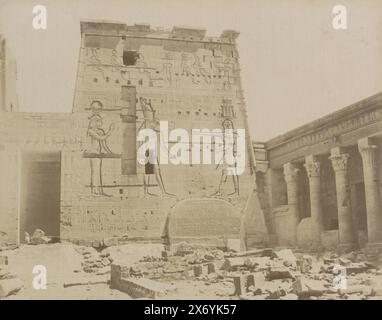 Deuxième pylône avec reliefs du Temple d'Isis sur Philae, (...) (titre sur objet), partie de l'album de voyage avec 80 photos d'Egypte., photographie, C. & G. Zangaki, Philae, c. 1870 - c. 1890, carton, impression albumine, hauteur, 217 mm × largeur, 276 mm Banque D'Images