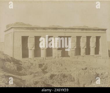 Extérieur du temple de Hathor sur le complexe du temple de Dendera, extérieur temple Athor Dendérah (titre sur l'objet), partie de l'album de voyage avec 80 photos de l'Egypte., photographie, C. & G. Zangaki, (mentionné sur l'objet), Dendera, c. 1870 - c. 1890, carton, impression albumine, hauteur, 218 mm × largeur, 275 mm Banque D'Images