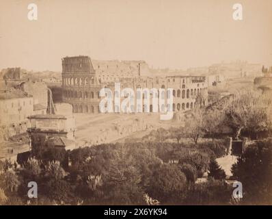 Vue du Colisée de Rome, Roma-Colosseo (titre sur objet), photographie, anonyme, Rome, 1851 - 1900, papier, impression albumen, hauteur, 192 mm × largeur, 251 mm, hauteur, 205 mm × largeur, 263 mm Banque D'Images