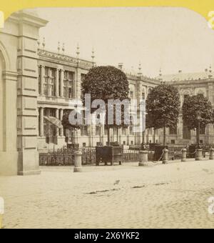 Kurhaus in Bad Homburg, Germany, Hombourg (Hesse-Hombourg), le kursaal, vu de la rue, façade principale (titre sur objet), Allemagne (titre de la série sur objet), Stereograph, Hippolyte Jouvin, (mentionné sur objet), Homburg, 1860 - 1865, carton, impression albumine, hauteur, 86 mm × largeur, 177 mm Banque D'Images