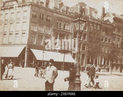 Vue du coin de Paleisstraat et Nieuwezijds Voorburgwal à Amsterdam, vue du coin de Paleisstraat et Nieuwezijds Voorburgwal à Amsterdam. Hotel Palais Royal au coin., photographie, anonyme, Gerrit van Arkel, (cercle de), Amsterdam, c. 1895 - avant 1896, papier baryta, hauteur, 82 mm × largeur, 111 mm, hauteur, 100 mm × largeur, 130 mm Banque D'Images