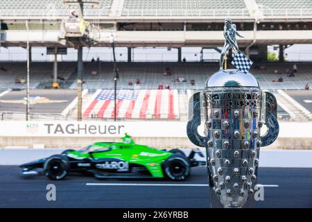 Indianapolis, États-Unis. 16 mai 2024. Le trophée Borg Warner est exposé lors des entraînements de l'Indy 500 2024 au circuit automobile d'Indianapolis. Crédit : SOPA images Limited/Alamy Live News Banque D'Images