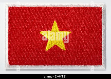 Emblème brodé du drapeau national vietnamien avec une étoile jaune au milieu du rouge Banque D'Images
