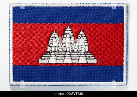 Drapeau national cambodgien emblème brodé avec 2 lignes bleues en haut et en bas, 1 zone rouge au milieu contenant une image de l'Angkor Wat Banque D'Images