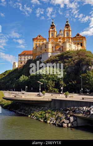 L'abbaye historique de Melk, un monument de la vallée de la Wachau, se trouve sur un éperon au-dessus du Danube dans la ville de Melk, en Autriche. Banque D'Images