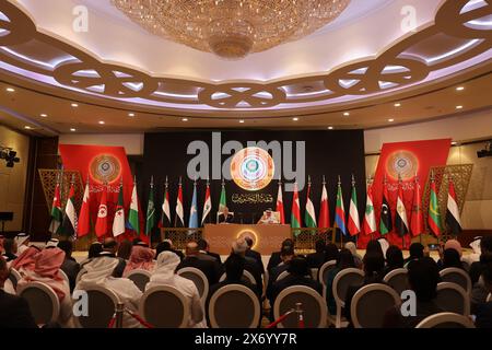 Manama. 16 mai 2024. Cette photo prise le 16 mai 2024 montre la conférence de presse après la conclusion du 33ème Sommet de la Ligue arabe tenu à Manama, Bahreïn. La Ligue arabe a appelé jeudi au déploiement de forces de maintien de la paix des Nations Unies dans les territoires palestiniens occupés jusqu’à la mise en œuvre de la solution à deux États. Crédit : Wang Haizhou/Xinhua/Alamy Live News Banque D'Images