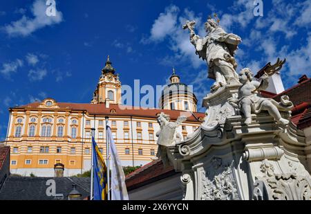 L'abbaye historique de Melk se trouve au-dessus de la ville de Melk, en Autriche, une destination populaire pour les visiteurs de la vallée pittoresque de la Wachau et du Danube. Banque D'Images