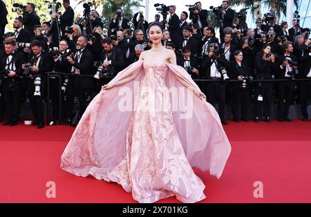 Cannes, France. 16 mai 2024. L'actrice chinoise Zhong Chuxi arrive pour la projection du film 'Megalopolis' à la 77ème édition du Festival de Cannes à Cannes, dans le sud de la France, le 16 mai 2024. Crédit : Gao Jing/Xinhua/Alamy Live News Banque D'Images