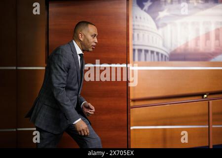 Washington, Vereinigte Staaten. 16 mai 2024. Le leader minoritaire de la Chambre des États-Unis Hakeem Jeffries (démocrate de New York) arrive pour une conférence de presse au Capitole américain à Washington DC, le jeudi 16 mai 2024. Crédit : Aaron Schwartz/CNP/dpa/Alamy Live News Banque D'Images