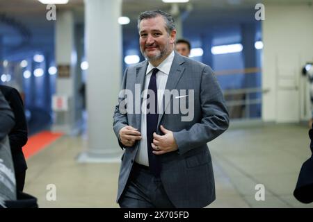 Washington, Vereinigte Staaten. 16 mai 2024. Le sénateur américain Ted Cruz (républicain du Texas) est vu se diriger vers les votes dans le métro du Sénat sous le Capitole américain à Washington DC, jeudi 16 mai 2024. Crédit : Aaron Schwartz/CNP/dpa/Alamy Live News Banque D'Images