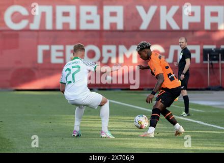 Non exclusif : RIVNE, UKRAINE - 15 MAI 2024 - la défenseuse Illia Krupskyi (G) du FC Vorskla Poltava et le milieu de terrain Kevin du FC Shakhtar Donetsk sont vus Banque D'Images