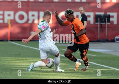 Non exclusif : RIVNE, UKRAINE - 15 MAI 2024 - la défenseuse Illia Krupskyi (G) du FC Vorskla Poltava et le milieu de terrain Kevin du FC Shakhtar Donetsk sont vus Banque D'Images