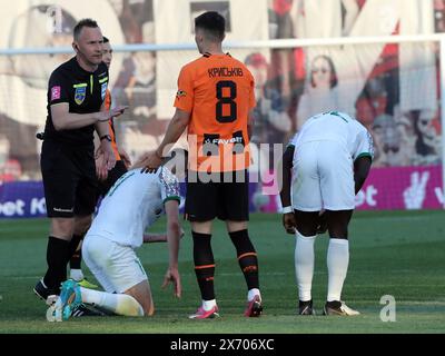 Non exclusif : RIVNE, UKRAINE - 15 MAI 2024 - L'arbitre Vitalii Romanov (G) s'entretient avec le milieu de terrain Dmytro Kryskiv (d) du FC Shakhtar Donetsk pendant le 20 Banque D'Images