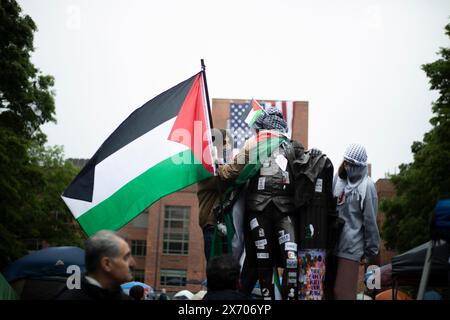 GWU, DC, États-Unis - 04 mai 2024 : des manifestants pro-palestiniens ont déformé la statue de George Washington à l'Université George Washington, DC Banque D'Images