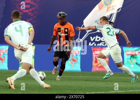 Non exclusif : RIVNE, UKRAINE - 15 MAI 2024 - le milieu de terrain Kevin du FC Shakhtar Donetsk est vu en action avec les joueurs du FC Vorskla Poltava pendant le Banque D'Images