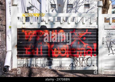 Vapaus tai kuolema ! Graffiti sur clôture en bois dans le quartier de Kallio à Helsinki, Finlande. Banque D'Images