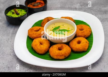 Focus sélectif de la cuisine célèbre du sud de l'Inde 'Medu Vada' avec Sambar et chatney de noix de coco. Banque D'Images