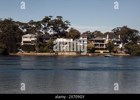 Propriétés résidentielles surplombant Bayview Dog Park, Rowland Reserve, Bayview, Sydney. Banque D'Images