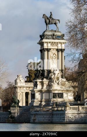 Madrid, Espagne. 12 février 2024 - Monument à Alphonse XII dans le parc El Retiro Banque D'Images