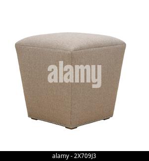 pouf en tissu carré gris avec jambes en bois isolé sur fond blanc. masque. pouf souple, design intérieur de meubles rétro pour salon. Banque D'Images