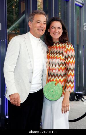 Jan Sosniok mit Ehefrau Nadine beim 20 Jahre Blue Man Group Event im Stage Bluemax Theater. Berlin, 16.05.2024 *** Jan Sosniok avec son épouse Nadine lors du 20e anniversaire du Blue Man Group au Stage Bluemax Theater Berlin, 16 05 2024 Foto:XA.xBuggex/xFuturexImagex Blue Man 4526 Banque D'Images