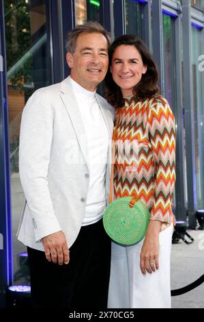 Jan Sosniok mit Ehefrau Nadine beim 20 Jahre Blue Man Group Event im Stage Bluemax Theater. Berlin, 16.05.2024 *** Jan Sosniok avec son épouse Nadine lors du 20e anniversaire du Blue Man Group au Stage Bluemax Theater Berlin, 16 05 2024 Foto:XA.xBuggex/xFuturexImagex Blue Man 4527 Banque D'Images