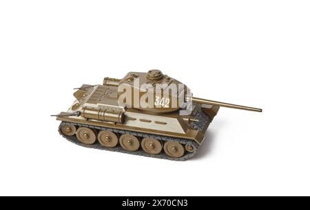 Vieux modèle de char soviétique T-34 isolé sur fond blanc. Char soviétique T34 de WW2 Banque D'Images