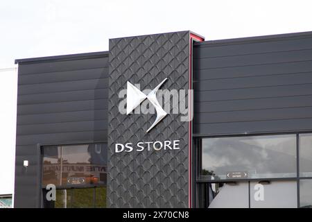 Bordeaux , France - 05 12 2024 : logo de la marque ds store shop et texte d'enseigne sur le mur du bâtiment de la chaîne de concessionnaires Banque D'Images