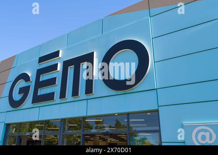Bordeaux , France - 05 12 2024 : Gemo texte signe et logo de la marque du magasin chaussures façade groupe français de distribution de mode chaîne de vêtements Banque D'Images