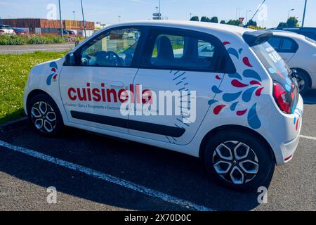 Bordeaux , France - 05 12 2024 : logo Cuisinella et texte de la marque sur la boutique renault twingo pour la boutique Maison et cuisine Banque D'Images