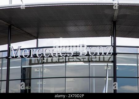 Bordeaux , France - 05 10 2024 : emblème de la boutique Mercedes enseigne de la concession marque en façade logo texte entrée Banque D'Images