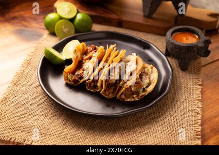 Suadero Tacos. Viande hachée frite dans une mini tortilla de maïs. Cuisine de rue de CDMX, Mexique, traditionnellement accompagnée de coriandre, d'oignon et de rouge épicé Banque D'Images