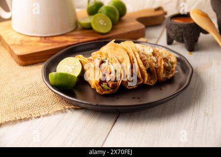 Suadero Tacos. Viande hachée frite dans une mini tortilla de maïs. Cuisine de rue de CDMX, Mexique, traditionnellement accompagnée de coriandre, d'oignon et de rouge épicé Banque D'Images