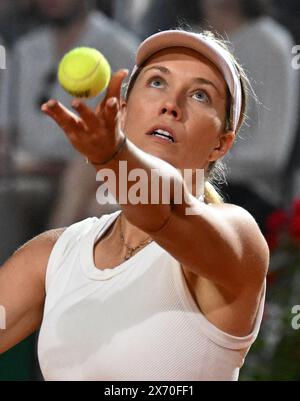 Rome, Italie. 16 mai 2024. Danielle Collins participe au match de demi-finale en simple féminin entre Aryna Sabalenka, de Biélorussie, et Danielle Collins, des États-Unis, à l'Open d'Italie de la WTA à Rome, en Italie, le 16 mai 2024. Crédit : Alberto Lingria/Xinhua/Alamy Live News Banque D'Images