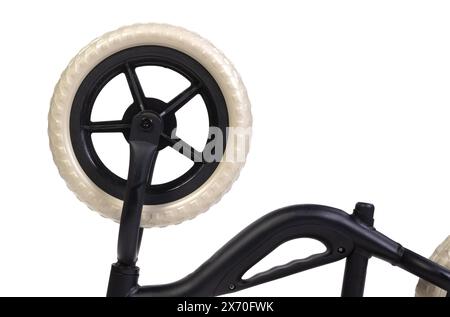 Vélo balace noir moderne pour un petit enfant, isolé sur blanc Banque D'Images