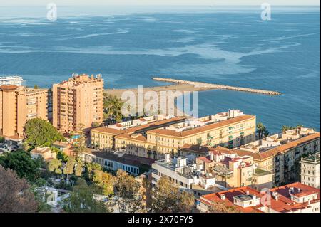 Vue aérienne de la plage de sable Malagueta à Malaga, Espagne Banque D'Images