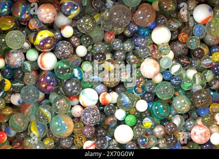 Collection de vieux marbres de verre, isolés sur blanc Banque D'Images