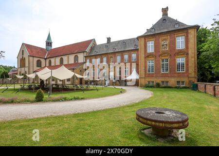 Kloster Marienfeld. Die ehemalige Zisterzienserabtei liegt im Stadtteil Marienfeld. Teilweise wird die Klosteranlage als Hotelbetrieb genutzt. Hôtel-résidence Klosterpforte. Eventhaus Alte Abtei. Harsewinkel, Nordrhein-Westfalen, DEU, Deutschland, 16.05.2024 *** Abbaye de Marienfeld L'ancienne abbaye cistercienne est située dans le quartier de Marienfeld le complexe abbatial est en partie utilisé comme hôtel Hôtel Residence Klosterpforte Eventhaus Alte Abtei Harsewinkel, Rhénanie du Nord-Westphalie, DEU, Allemagne, 16 05 2024 Banque D'Images