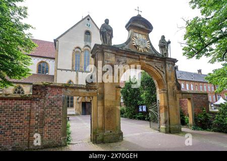 Kloster Marienfeld. Die ehemalige Zisterzienserabtei liegt im Stadtteil Marienfeld. Teilweise wird die Klosteranlage als Hotelbetrieb genutzt. Hôtel-résidence Klosterpforte. Eventhaus Alte Abtei. Harsewinkel, Nordrhein-Westfalen, DEU, Deutschland, 16.05.2024 *** Abbaye de Marienfeld L'ancienne abbaye cistercienne est située dans le quartier de Marienfeld le complexe abbatial est en partie utilisé comme hôtel Hôtel Residence Klosterpforte Eventhaus Alte Abtei Harsewinkel, Rhénanie du Nord-Westphalie, DEU, Allemagne, 16 05 2024 Banque D'Images