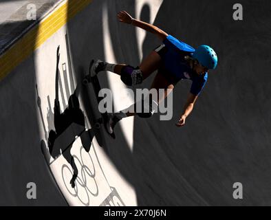 Pékin, Chine. 16 mai 2024. Bryce Wettstein, des États-Unis, participe aux préliminaires de skateboard du parc féminin aux Olympic qualifications Series Shanghai, dans l'est de la Chine, le 16 mai 2024. Crédit : HE Changshan/Xinhua/Alamy Live News Banque D'Images