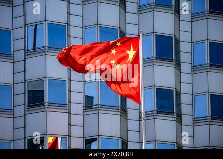 Die Chinesische Flagge weht vor der Chinesichen Botschaft in Berlin AM 15. Mai 2024. *** Le drapeau chinois flotte devant l'ambassade de Chine à Berlin le 15 mai 2024 Banque D'Images