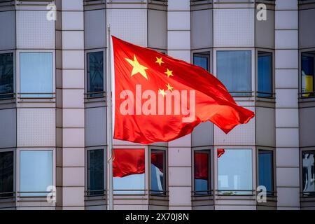 Die Chinesische Flagge weht vor der Chinesichen Botschaft in Berlin AM 15. Mai 2024. *** Le drapeau chinois flotte devant l'ambassade de Chine à Berlin le 15 mai 2024 Banque D'Images