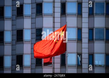 Die Chinesische Flagge weht vor der Chinesichen Botschaft in Berlin AM 15. Mai 2024. *** Le drapeau chinois flotte devant l'ambassade de Chine à Berlin le 15 mai 2024 Banque D'Images