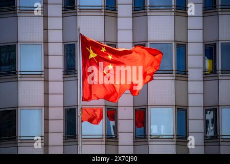 Die Chinesische Flagge weht vor der Chinesichen Botschaft in Berlin AM 15. Mai 2024. *** Le drapeau chinois flotte devant l'ambassade de Chine à Berlin le 15 mai 2024 Banque D'Images