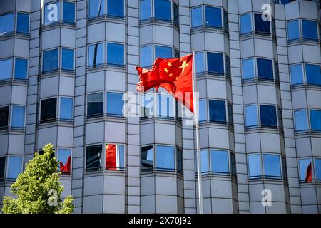 Die Chinesische Flagge weht vor der Chinesichen Botschaft in Berlin AM 15. Mai 2024. *** Le drapeau chinois flotte devant l'ambassade de Chine à Berlin le 15 mai 2024 Banque D'Images